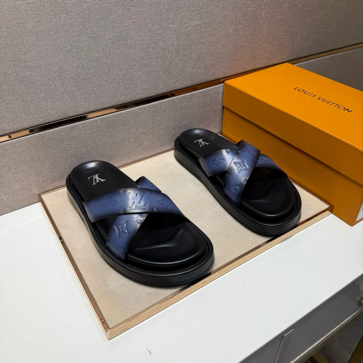 ⬛️Men's shoes 💰p400 [LV～] Men's casual slippers 2025z cabinet sales simultaneously 🔶Size: 39-44#️⃣ 🔷2 colors🔜The upper is made of cowhide stitching➕Genuine leather lining, comfortable and breathable, sole: original comfortable and wear-resistant outsole, ⚠️Real 📱Photographed🎬The real thing is better📢📢📢